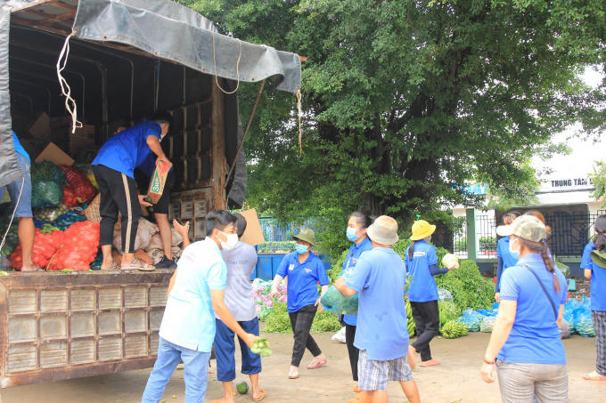 Ngay khi chuyến xe “Nghĩa tình sông Bé” vừa đến Nhà Thiếu nhi tỉnh Bình Dương, các tình nguyện viên trẻ tuổi ở địa phương chờ sẵn ở đây đã nhanh chóng chuyển hàng hóa xuống xe