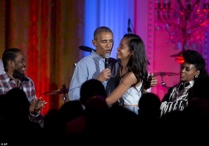 Tổng thống Obama hạnh phúc, hát mừng sinh nhật con gái