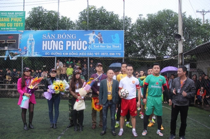 Ca sỹ Tuấn Hưng (áo xanh) chụp hình lưu niệm cùng Ban tổ chức trước trận giao hữu (ảnh CTV).                Ca sỹ Tuấn Hưng phát biểu cảm ơn sự nhiệt tình của khán giả xứ Nghệ, đồng thời mong muốn qua trận đấu này sẽ có nhiều tấm lòng hảo tâm ủng hộ đến trẻ em khó khăn miền biên viễn. Riêng đội bóng của anh đã ủng hộ 5 triệu đồng (ảnh CTV).