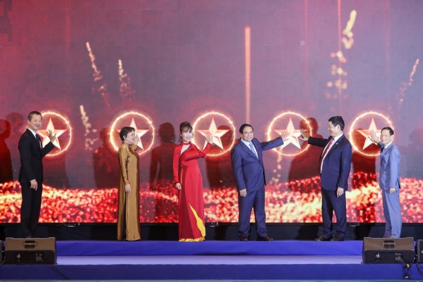 Thủ tướng và các đại biểu thực hiện nghi thức ra mắt Liên minh Kinh tế tầm thấp (LAE) - Ảnh: VGP