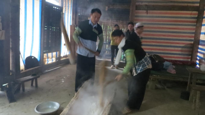 Những thanh ni&ecirc;n khỏe mạnh sẽ thay nhau để gi&atilde; b&aacute;nh d&agrave;y. Đ&acirc;y l&agrave; c&ocirc;ng việc mọi người rất th&iacute;ch th&uacute;.