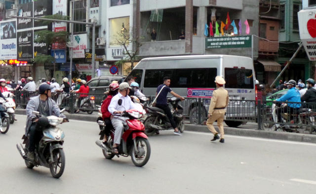 Thanh niên điều khiển xe máy không đội mũ bảo hiểm, quay đầu bỏ chạy ngược chiều khi thấy bóng CSGT.