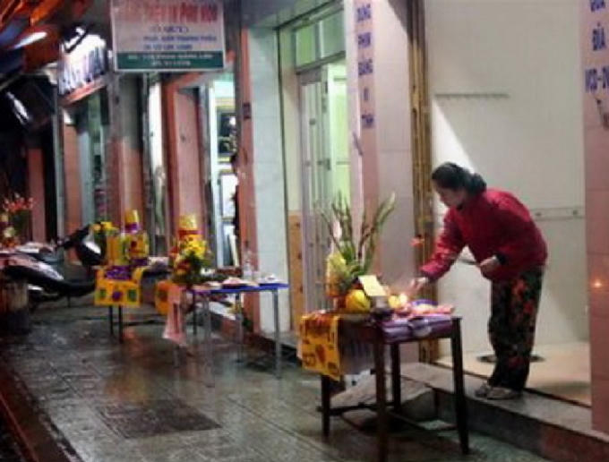 Cúng giao thừa ngoài trời.
