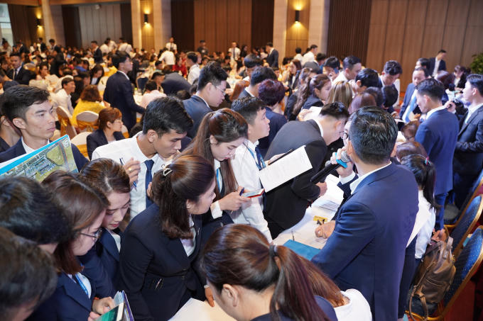Khách hàng hào hứng khi hàng loạt dự án tại Đà Nẵng, Quảng Nam, Quảng Ngãi được giới thiệu tại sự kiện.