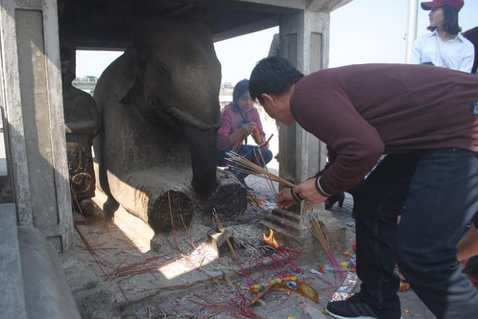 Tượng hai chú voi đá chầu trước cửa đền Cờn nhuốm màu đen vì hương khói (ảnh Duy Ngợi).