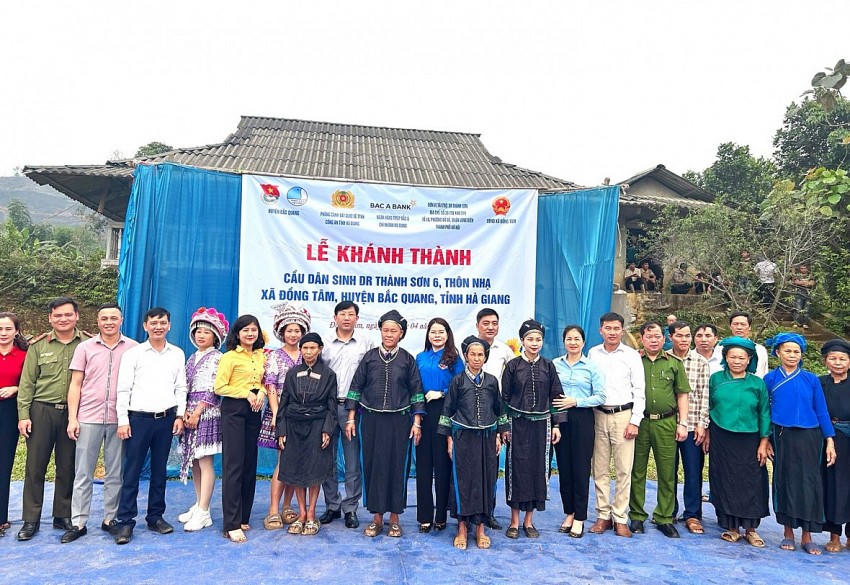 Các đại biểu cùng bà con nhân dân chụp ảnh lưu niệm tại lễ khánh thành cầu.