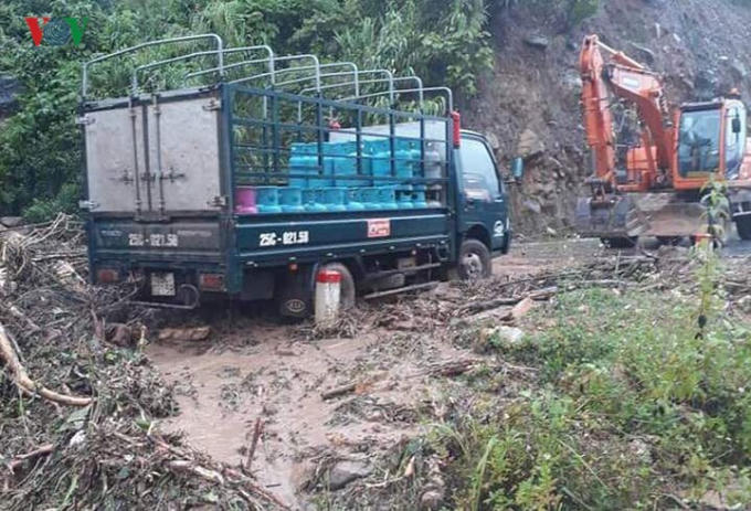 Nhiều phương tiện bị mắc kẹt tại các điểm lũ quét, sạt lở đất.