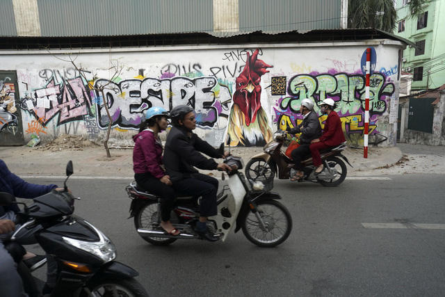 Chú gà trống trong một bức hoạ graffiti trên phố Yên Phụ.