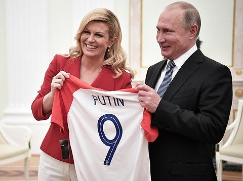 Tổng thống Croatia tặng Tổng thống Nga Putin áo đấu