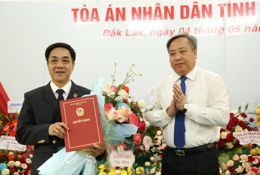 Ông Nguyễn Văn Chung (bên trái) được bổ nhiệm chức vụ Chánh án TAND tỉnh Đắk Lắk. Ảnh: N.H