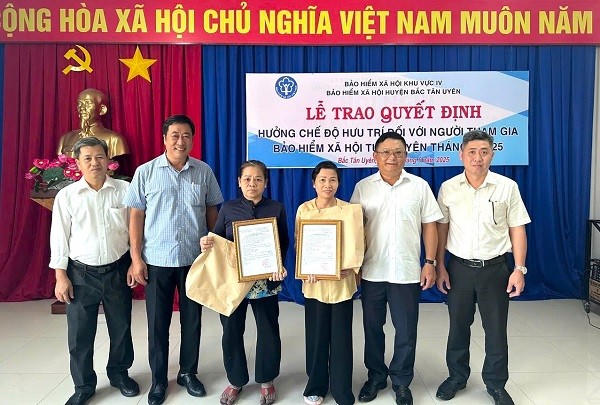 BHXH huyện Bắc Tân Uyên, tỉnh Bình Dương trao quyết định hưởng chế độ hưu trí cho 02 cá nhân tham gia BHXH tự nguyện.