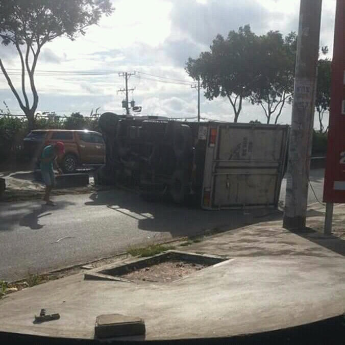 Chiếc xe tải lật nhào trên quốc lộ 22.