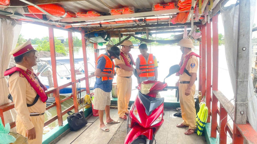 Lực lượng Cảnh sát giao thông tăng cường tuyên truyền, nhắc nhở chủ đò và hành khách tuân thủ quy định an toàn khi qua bến khách ngang sông.