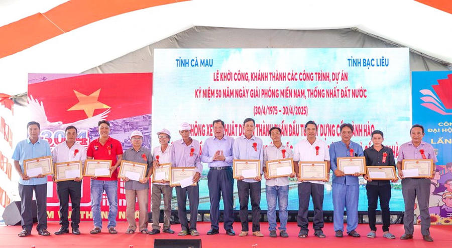 Ông Lâm Văn Bi - Phó Chủ tịch UBND tỉnh Cà Mau, tặng Bằng khen của Chủ tịch UBND tỉnh cho các cá nhân bàn giao mặt bằng cho công trình trước thời hạn.