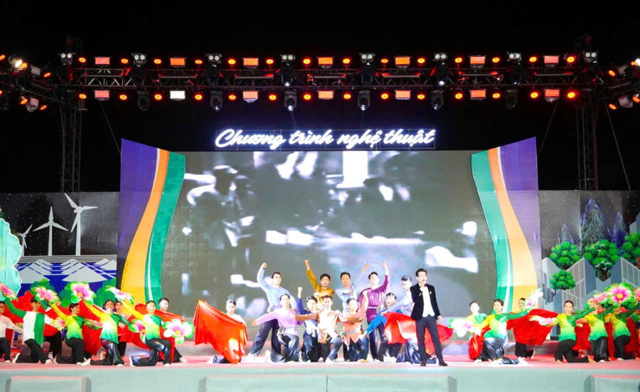 Văn nghệ chào mừng kỷ niệm 85 năm Khởi nghĩa Hòn Khoai, Ngày truyền thống cách mạng của Đảng bộ, quân và dân tỉnh Cà Mau và 65 năm kết nghĩa Cà Mau – Ninh Bình.