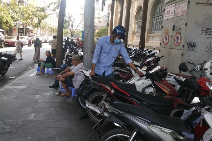 Chiều 11.1, bãi giữ xe trên vỉa hè đường Hải Triều (phường Bến Thành, quận 1, TPHCM) vẫn hoạt động nhộn nhịp. Ảnh: PV