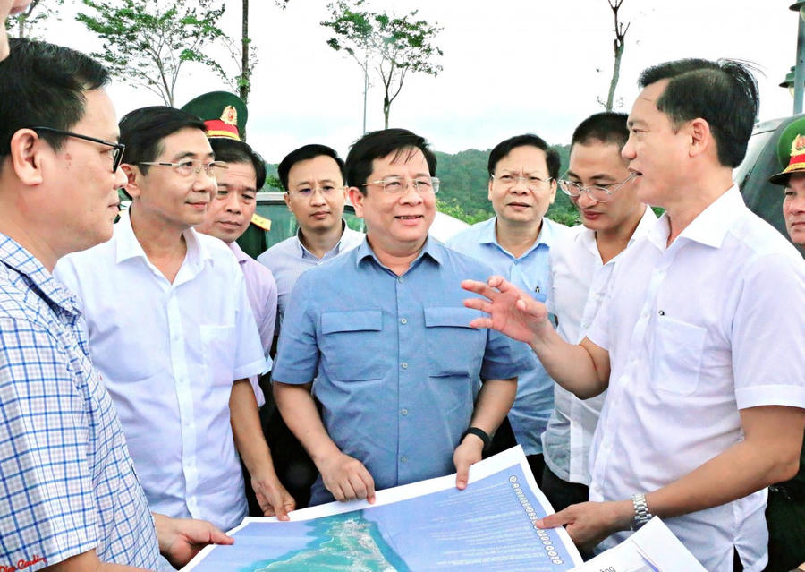 Ông Hồ Văn Mừng, Chủ tịch UBND tỉnh An Giang cùng đoàn công tác các Sở, ngành kiểm tra dự án mở rộng sân bay Phú Quốc phục vụ Hội nghị APEC 2027