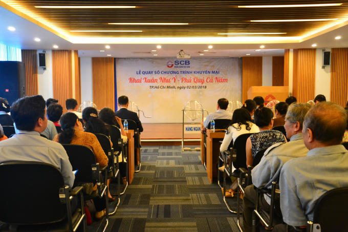 Quang cảnh buổi lễ quay số với sự tham dự của đại diện cơ quan chức năng, lãnh đạo ngân hàng và đông đảo khách hàng.