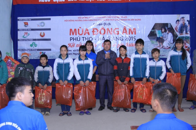 Đơn vị tình nguyện trường Đại học Bách Khoa và ĐH Xây Dựng Hà Nội tặng quà các em nhỏ người bản Dao xã Địch Quả huyện Thanh Sơn tỉnh Phú Thọ ngày 26 - 27/12/2015.