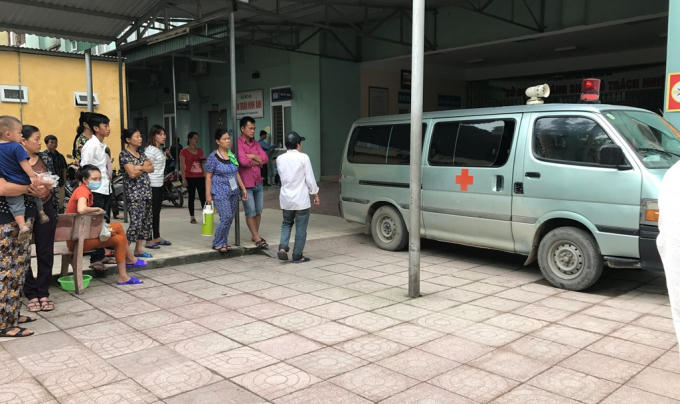 Người thân đưa thi thể cháu bé về gia đình an táng theo phong tục địa phương.
