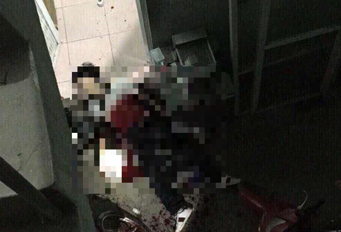 Nạn nhân bị đâm gục tại chỗ.