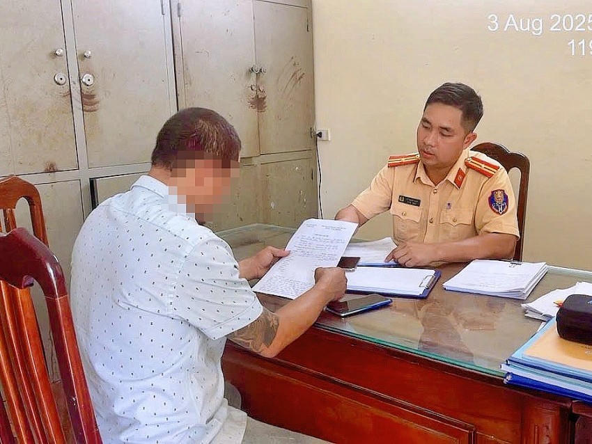 Tài xế xe tải 34H- 036xx làm việc tại cơ quan Công an sáng 3/8.