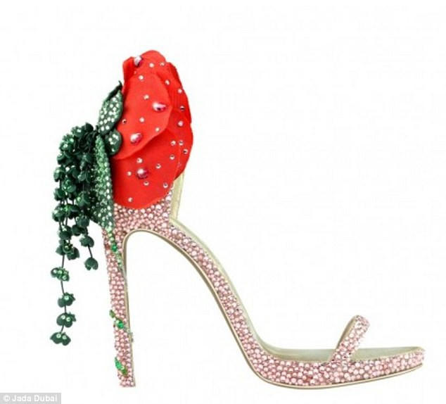 Cuối cùng là đôi giày Josephine, lấy cảm hứng từ người vợ của Hoàng đế Pháp Napoleon. Đôi giày cũng được nạm đế bằng vàng và bạch kim, trên giày có gắn 8 viên hồng ngọc và 6 viên ngọc lục bảo, có giá gần 115 triệu đồng.