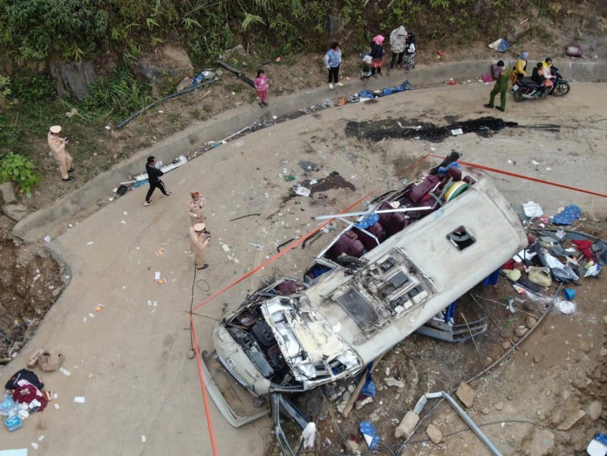 Hiện trường vụ tai nạn giao thông và lực lượng chức năng tiến hành điều tra nguyên nhân. (Ảnh: Công an Lào Cai).