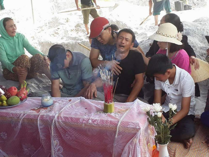 Ch&ugrave;m ảnh: Ng&agrave;n người kh&oacute;c ngất đưa tiễn b&eacute; N&ocirc; về nơi an nghỉ