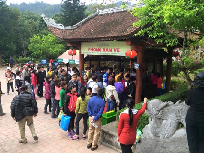 Khu vực bán vé phục vụ du khách đi cáp treo chật cứng đoàn người.