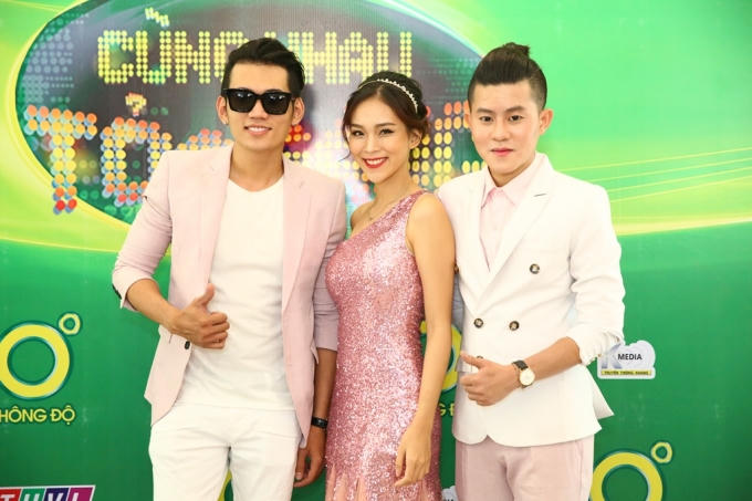 Đội À Há gồm ca sĩ Phạm Chí thành, diễn viên Lý Bình và Phương Titi.