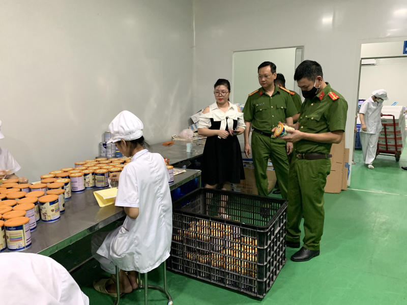 Tổ công tác Cục Cảnh sát PCTP về môi trường Bộ Công an kiểm tra, phát hiện những dấu hiệu vi phạm vệ sinh ATTP tại Công ty CP sữa Hà Lan.