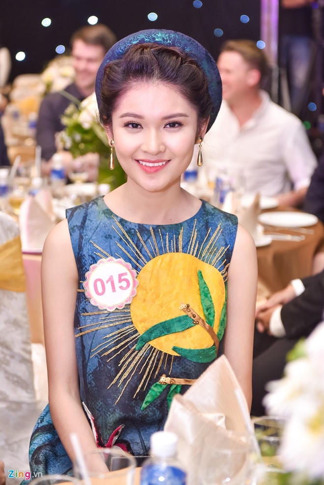 Hoa khôi Đại học Ngoại thương - Thùy Dung - rạng rỡ trong bộ đầm truyền thống của Thủy Nguyễn.