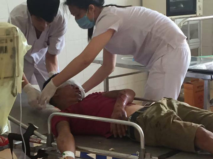 Anh Đức được đưa đến bệnh viện cấp cứu, nhưng do vết thương quá nặng anh này đã tử vong (ảnh mạng xã hội).