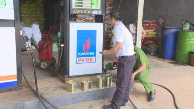 Lực lượng chức năng đang kiểm tra cây xăng ở DNTT Bình Yên.