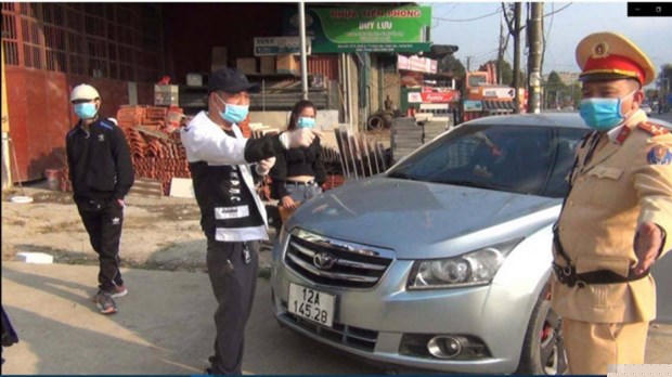 Tài xế vi phạm giao thông bị cảnh sát giao thông xử lý. (Nguồn: VOV)