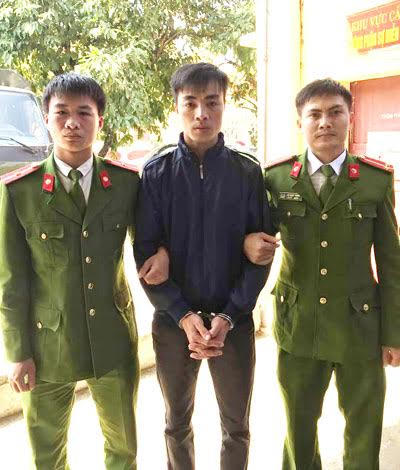Đối tượng Ngô Đức Quân tại cơ quan điều tra. (Ảnh: báo Dân trí)