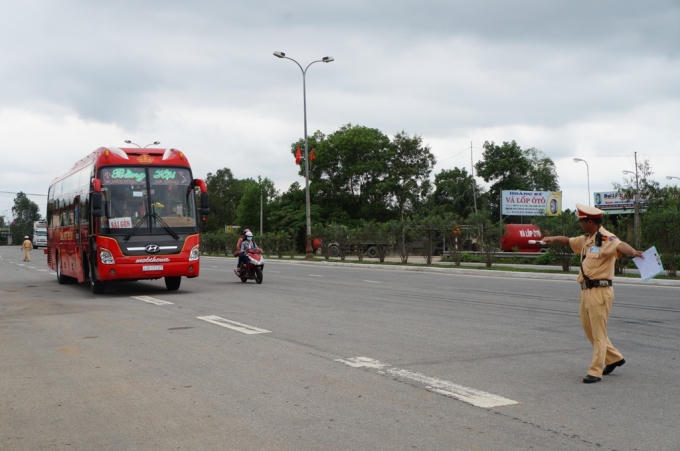 Tuần tra, kiểm soát trên đường Nguyễn Hoàng.
