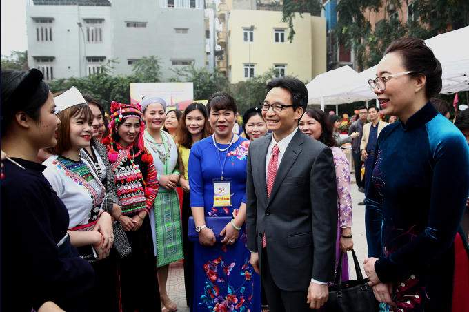 Phó Thủ tướng Vũ Đức Đam trò chuyện với các bạn sinh viên Trường đại học Văn hoá Hà Nội. ẢNh: VGP/Đình Nam