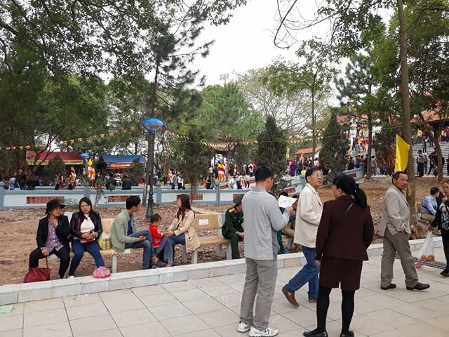 Nhiều ghế đá để du khách có thể nghỉ chân.