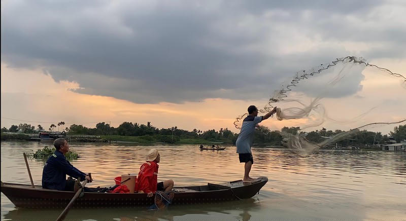 Không gian, cảnh đẹp và sự bình yên nơi đây đã níu giữ họ gắn bó với nơi này.