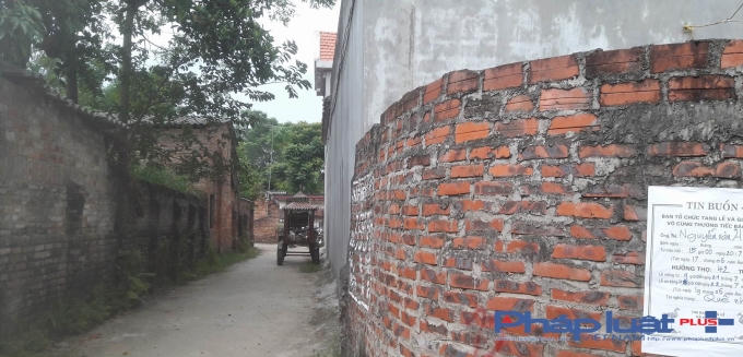 Gia đình ông H. đang tiến hành mai táng nạn nhân theo phong tục địa phương.