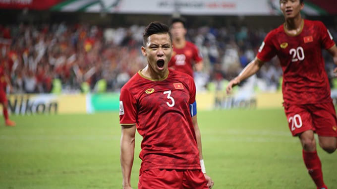 Việt Nam (đỏ) giành vé vào vòng 1/8 đầy kịch tính nhờ ít hơn đối thủ 2 thẻ vàng.