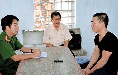 Nguyễn Thọ (bìa phải) tại cơ quan cảnh sát điều tra. Ảnh: Báo Bình Thuận