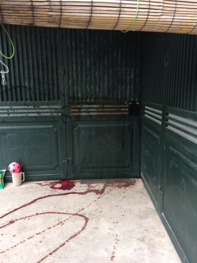 Ngôi nhà bà Lan bị hắt chất đỏ như máu.