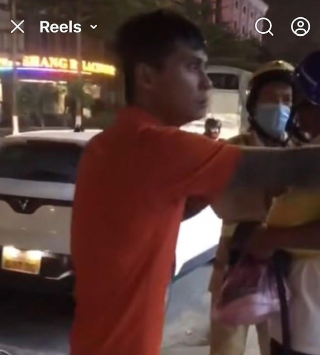 Đối tượng Nguyễn Cao Quý (sinh năm 2000, hộ khẩu thường trú thôn Tú Hội 2, xã Tây Hồ, TP Đà Nẵng) bị tạm giam để điều tra về hành vi “Chống người thi hành công vụ". (Ảnh: Cục CSGT)