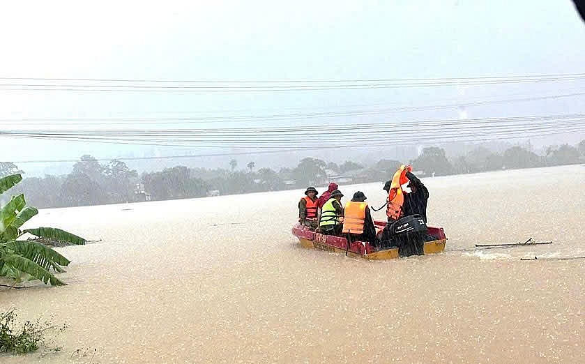Lực lượng chức năng Thái Nguyên dùng cano chuyên dụng để đưa người dân ở vùng ngập đến nơi an toàn.