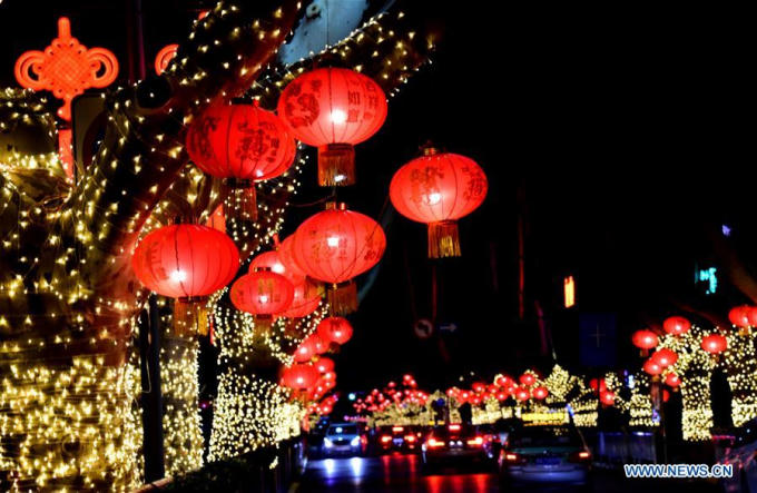 Tại Trung Quốc, đường phố được trang hoàng lộng lấy với sắc đỏ của đèn lồng, sắc vàng cuae đèn trang trí.