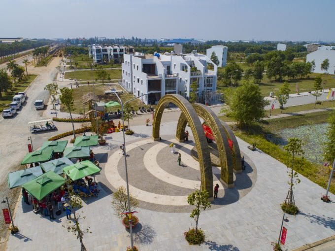 Cổng chào Lạc Việt nhìn từ trên cao.