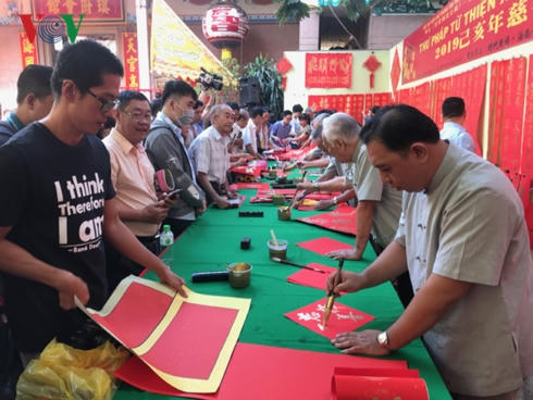 Chương trình Thư pháp từ thiện giúp đỡ đồng bào nghèo người Hoa.